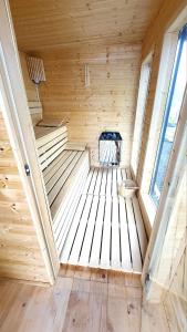 科尔别卢夫Chaty pod Pilskiem - sauna i jacuzzi w cenie - Krzyżówki - Korbielów的享有带木墙的桑拿浴室的内部景致