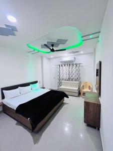 乌贾因Hotel shree vaikuntha palace ( वैकुण्ठ पैलेस )的一间卧室设有一张大床和绿色的天花板