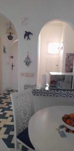 甘达坞伊港Bel appartement au coeur du Port El Kantaoui的厨房配有白色的桌子和桌椅