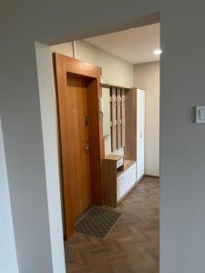 希奥利艾Comfort home Šiauliai的一间空房间,有门和一间浴室