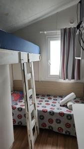 帕塔亚什bungalow jardim bonito 11zz的一间卧室配有一张双层床和梯子