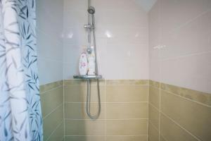 DéolsLe Beaumont • La Belle Campagne • La Plénitude的浴室内配有淋浴和头顶淋浴