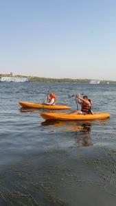 卢克索Dahabiya Nile Sailing-Every Monday 4 Nights from Luxor-Every Friday 3 Nights from Aswan的两人在水上划皮艇