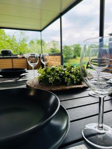 GradacKOLPA - Luxury Natura House的桌子上带酒杯的桌子