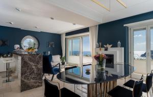 卡普里Roberhouse Tragara 37的客厅拥有蓝色的墙壁和玻璃桌