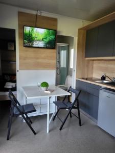 GradacKOLPA - Luxury Natura House的小厨房配有白色的桌子和椅子