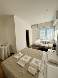 罗镇Villa Giulini Rho的一间卧室配有一张大床和两条毛巾