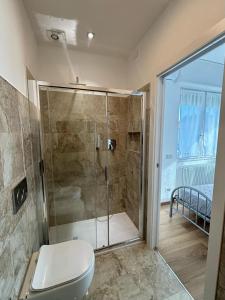 罗镇Villa Giulini Rho的浴室设有玻璃淋浴间和卫生间