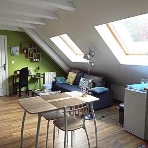 鲁法克Joli gîte F2 indépendant avec jardin privé的客厅配有桌子和带天窗的沙发。