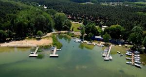 尼苏利采Lago Apartamenty Domki的享有码头的空中景色,在水中划船