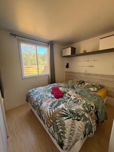维琪奥港A Casa Di l'Altana的一间卧室设有一张床和一个窗口