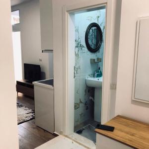 爱尔巴桑Rezidenca SHOPI的一间带水槽和镜子的浴室