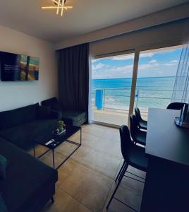 阿彻奇洛斯斯特纳大海阳光旅馆的带沙发的客厅,享有海景