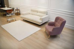 阿罗士打French Style Comfy Homestay Alor Setar 现代极简法式温馨民宿的客厅配有沙发和椅子