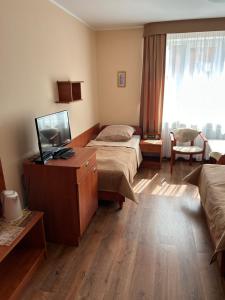 尤斯托尼莫斯基Chata Rybaka的酒店客房设有两张床和一台平面电视。