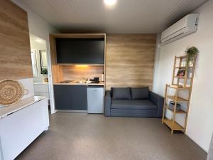 GradacKOLPA - Luxury Natura House的带沙发的客厅和厨房
