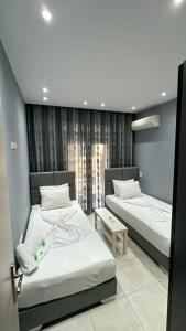 卡瓦拉Moza House的一间卧室设有两张床和窗户。