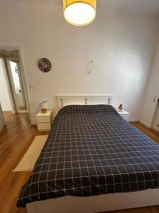 瓦拉泽Appartamento Varazze Sardi 28的一间卧室配有一张带黑白拼盘的床