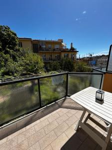 瓦拉泽Appartamento Varazze Sardi 28的阳台配有桌子,享有建筑的景致。