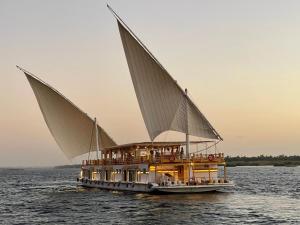 卢克索Dahabiya Nile Sailing-Every Monday 4 Nights from Luxor-Every Friday 3 Nights from Aswan的船上有三艘帆