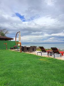 OrhangaziVilla Atroa Gölevi的海滩上的一组椅子和一张桌子