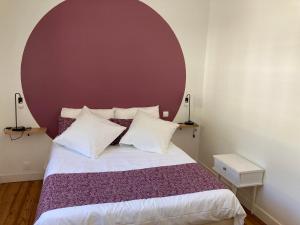 拉兰Gîte le Pic du Ger的一间卧室配有一张带红色大床头板的床