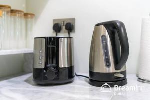 Dream Inn - Contemporary 2BR Marsa Tower的咖啡和沏茶工具