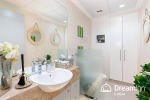 Dream Inn - Contemporary 2BR Marsa Tower的一间浴室