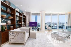 Dream Inn - Contemporary 2BR Marsa Tower的休息区