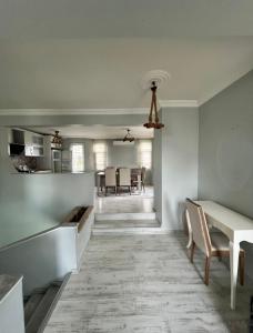 ErdemliDublex havuzlu villa的厨房以及带桌椅的用餐室。