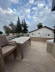 ErdemliDublex havuzlu villa的屋顶上的桌椅