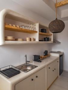纳乌萨Alonia Suites的厨房配有水槽和台面