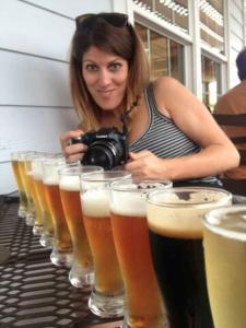Mount Torry FurnaceWintergreen的一位妇女拍了一副啤酒杯的照片