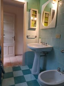 奎尔瑟Casa vacanze Sa Rocchitta的一间带水槽、卫生间和镜子的浴室
