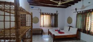 吉汶瓦Santa Rita lodge的配有一张床和两张双层床的房间