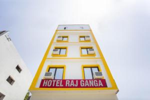 哈里瓦Hotel Raj Ganga Haridwar Near Raja Ji National park Jeep Safari - Excellent Customer Choice- Best Seller的大楼一侧的旅馆游戏标志