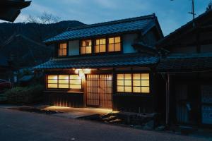 Kumagawa八百熊川 Yao-Kumagawa的夜晚有灯的房子