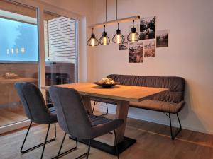 费尔德伯格Haus Wiesenquelle - Fewo 14 "Timeout", Feldberg的一间带木桌和椅子的用餐室