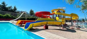 Forlì del SannioStar house的公园内的水滑梯,游泳池