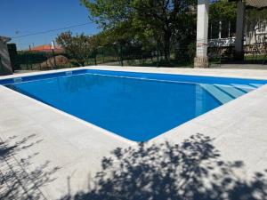 佩拉布若瓦Tres Hermanos CON PISCINA PRIVADA的院子里的大型蓝色游泳池