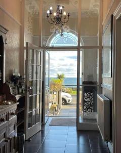 兰迪德诺Promenâd Bed & Breakfast的厨房设有开放式门,享有海景