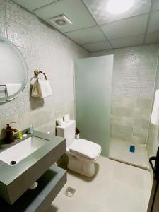 DisahWadi rum Gory camp的浴室配有卫生间、盥洗盆和淋浴。