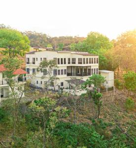 拉乌尼翁Breathtaking Mountain Views in La Union, El Salvador的森林中间的白色大建筑