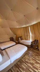 Wadi rum Gory camp客房内的一张或多张床位