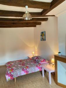 Monthou-sur-Cher奥克斯山度假屋的一间卧室配有一张床和一张桌子