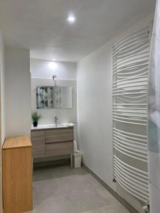 Monthou-sur-Cher奥克斯山度假屋的一间带水槽和镜子的浴室