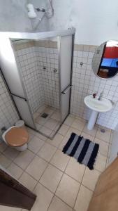 乌巴图巴Maré Alta Hostel的带淋浴、卫生间和盥洗盆的浴室