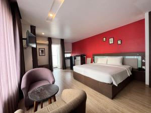 芽庄Ocean View Nha Trang的一间卧室设有一张床和红色的墙壁