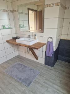 罗滕堡德瑞比尔肯公寓的一间带水槽和镜子的浴室