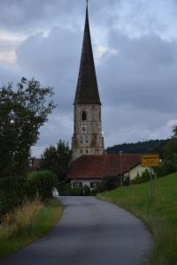ReutZum Gänseglück的教堂陡峭的陡峭壁,在路上设有钟楼